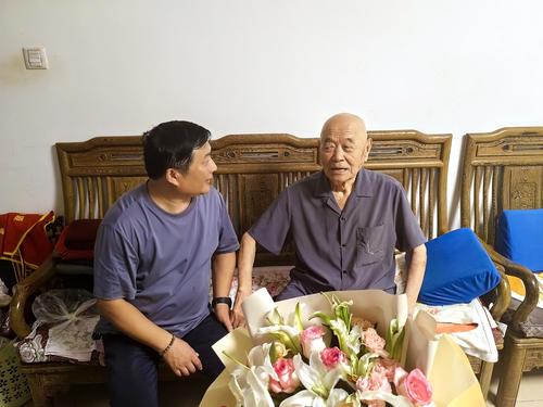 2为离休教师张殿卿送上节日祝福 2为离休教师张殿卿送上节日祝福