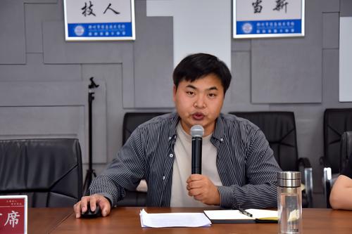 2.工作室主持人朱开锋老师在安排教学案例和教学反思征集工作 2.工作室主持人朱开锋老师在安排教学案例和教学反思征集工作