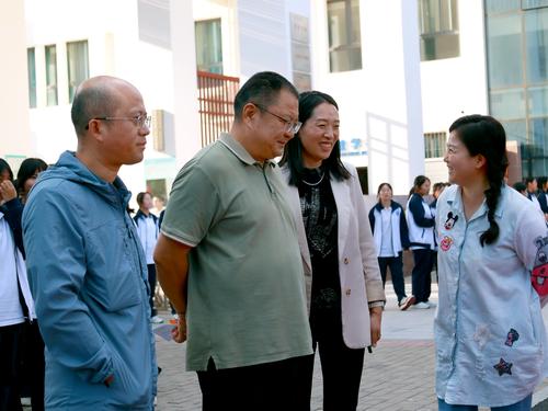 7学校领导与社团辅导老师交流 7学校领导与社团辅导老师交流