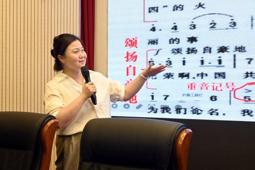 1音乐教师刘蕾向同学们讲述团歌背后的故事 1音乐教师刘蕾向同学们讲述团歌背后的故事