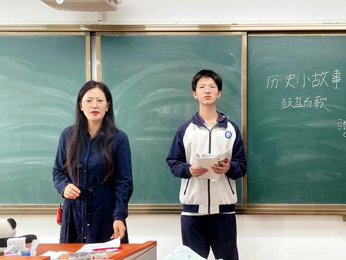 4.李新华老师在对学生的讲述进行点评 4.李新华老师在对学生的讲述进行点评