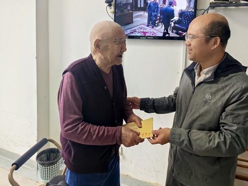 副校长王宏亮向张殿卿老师致以节日问候和良好祝愿 副校长王宏亮向张殿卿老师致以节日问候和良好祝愿