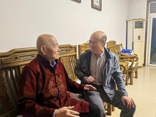 副校长王宏亮与庞振邦老师拉家常 副校长王宏亮与庞振邦老师拉家常