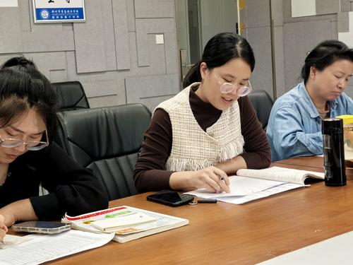2各科教师进行分析交流 2各科教师进行分析交流