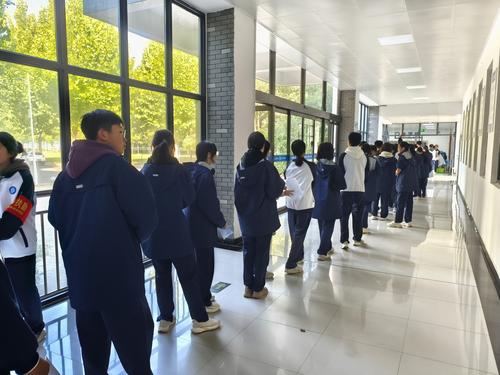 1学生有序排队等候检查 1学生有序排队等候检查