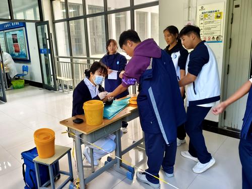 2学生排队检查 2学生排队检查