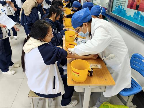 3医护人员耐心为学生做检查 3医护人员耐心为学生做检查