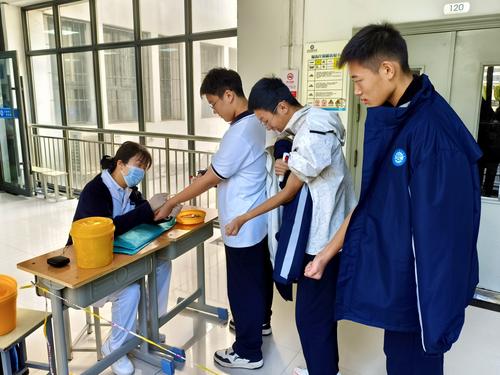 4学生排队检查 4学生排队检查
