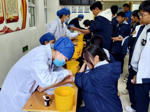 5学生配合医护人员进行检查 5学生配合医护人员进行检查