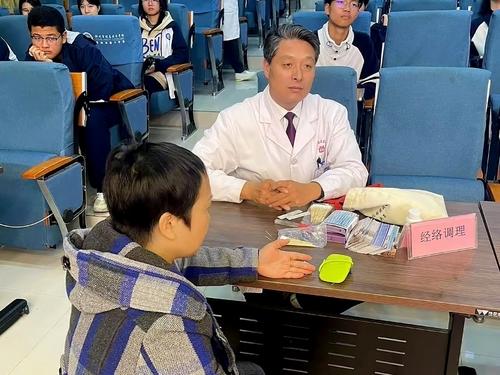 2医生专家为老师进行现场针灸 2医生专家为老师进行现场针灸
