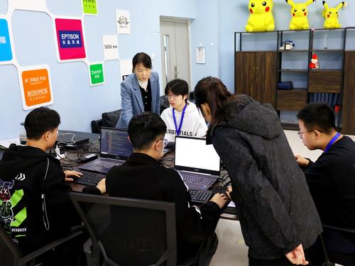 3辅导老师给选手解疑答惑 3辅导老师给选手解疑答惑