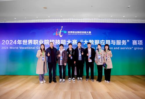 4辅导老师与选手合影留念 4辅导老师与选手合影留念