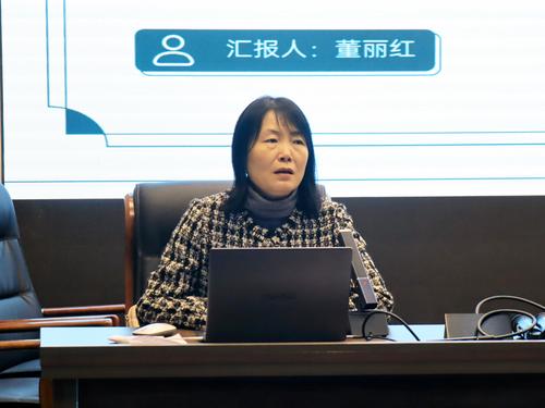 4大数据技术应用校队优秀辅导教师董丽红进行发言 4大数据技术应用校队优秀辅导教师董丽红进行发言