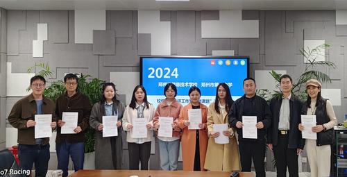 2专家为各课题组颁发立项申请书
