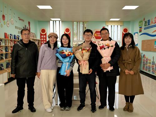 3学校中层领导为班主任献花留影 3学校中层领导为班主任献花留影