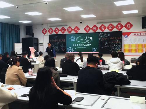 1.班主任向家长反馈学生在校学习生活情况 1.班主任向家长反馈学生在校学习生活情况