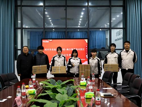 6校企双方对在实习中表现优异的实习生进行表彰 6校企双方对在实习中表现优异的实习生进行表彰