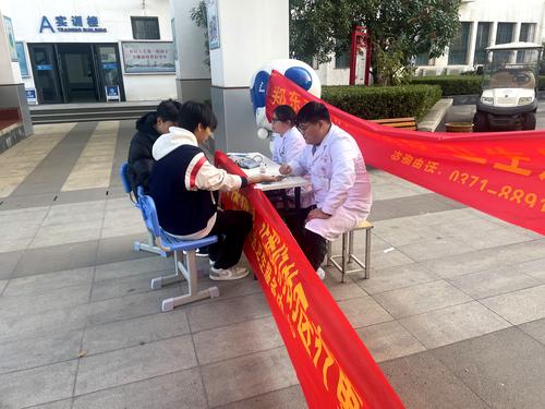 1社区医生为学生进行现场义诊 1社区医生为学生进行现场义诊