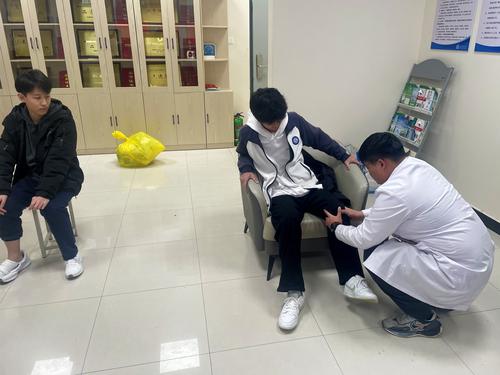 2社区医生为学生进行外科检查 2社区医生为学生进行外科检查