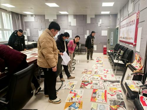 2.美术组老师对手抄报作品进行评选 2.美术组老师对手抄报作品进行评选