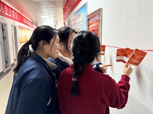6高二年级学生进行有奖猜谜语活动 6高二年级学生进行有奖猜谜语活动