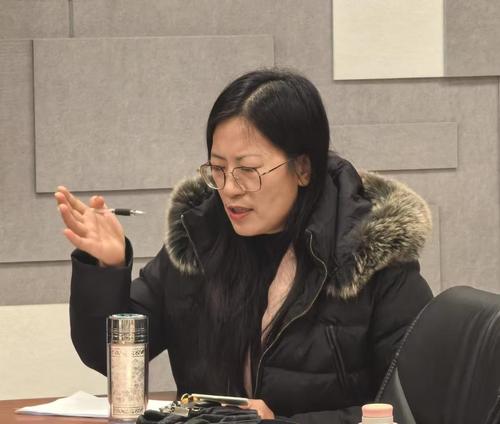 李新华主持会议 李新华主持会议