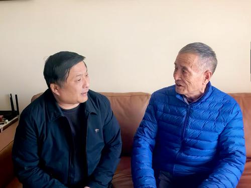 3副校长郑棣与退休老书记李志国亲切交谈 3副校长郑棣与退休老书记李志国亲切交谈