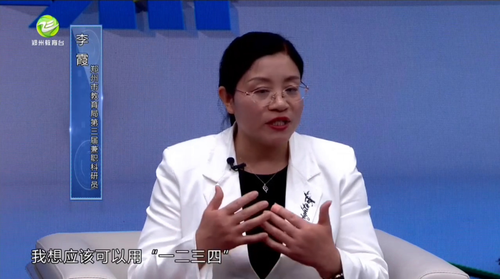 4.郑州市教育局兼职科研员李霞老师在对课题成果进行评价 4.郑州市教育局兼职科研员李霞老师在对课题成果进行评价