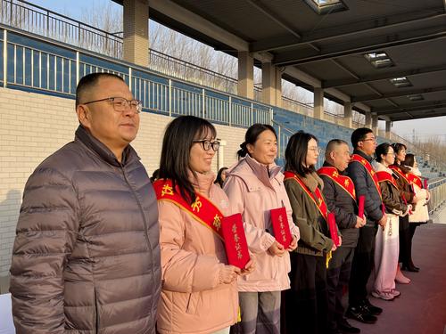 5校领导为优秀班主任颁奖并合影 5校领导为优秀班主任颁奖并合影