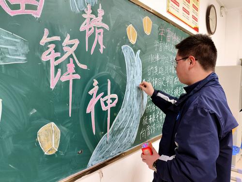 1学生绘制黑板报 1学生绘制黑板报