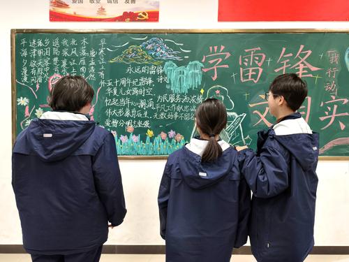 2 同学们围观黑板报 2 同学们围观黑板报