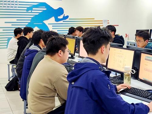 1.学生进行模拟志愿填报 1.学生进行模拟志愿填报