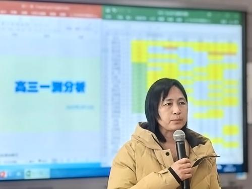 2高三年级长贺建萍分析考试情况 2高三年级长贺建萍分析考试情况