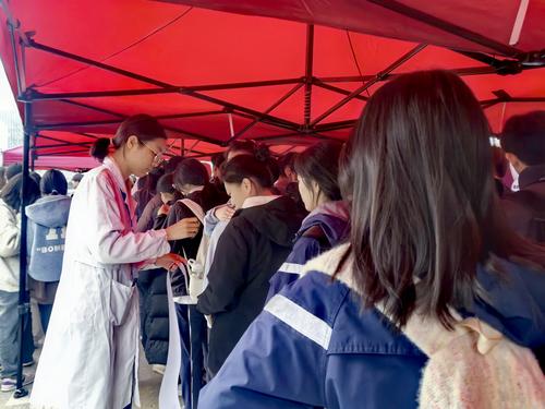 1医护人员引导学生粘贴序号码 1医护人员引导学生粘贴序号码