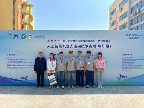 3参赛队员与辅导辅导合影 3参赛队员与辅导辅导合影