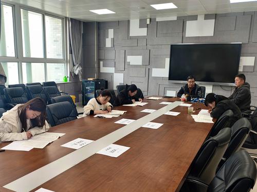 1语文学科青年教师参加考试 1语文学科青年教师参加考试