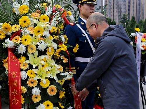 1副校长王宏亮整理花篮绶带 1副校长王宏亮整理花篮绶带