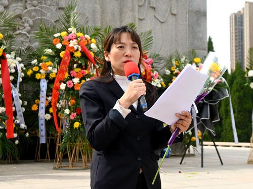 2校团委书记李晓培主持仪式 2校团委书记李晓培主持仪式