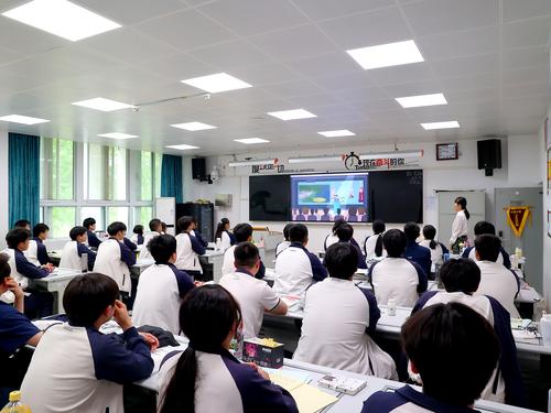 2同学们认真观看“防灾减灾”宣传视频