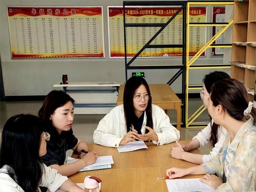 1与会老师认真讨论 1与会老师认真讨论