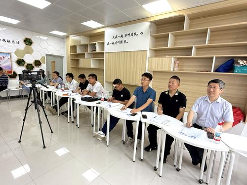 4电子信息类中心教研组老师听课中