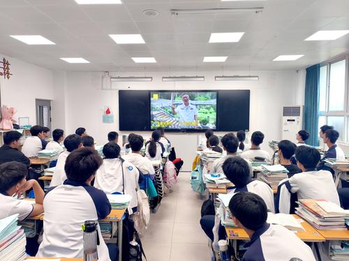 1 学生观看禁毒教育影片 1 学生观看禁毒教育影片