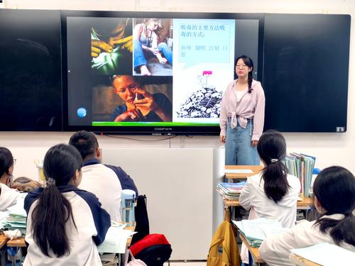 2 2405班班主任讲解吸毒方式及危害 2 2405班班主任讲解吸毒方式及危害