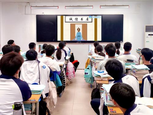 1学生观看诚信教育视频 1学生观看诚信教育视频