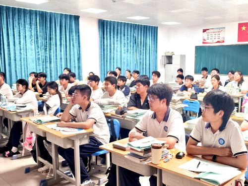 2学生观看纪念片 2学生观看纪念片