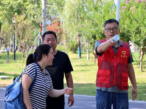 2“红马甲”热情为家长指引 2“红马甲”热情为家长指引