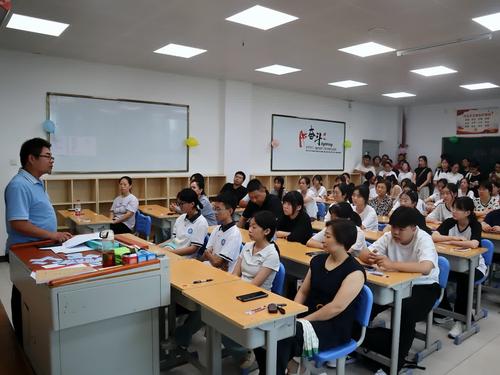 5班主任与家长和学生的第一次“见面会” 5班主任与家长和学生的第一次“见面会”