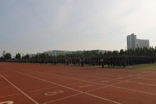 6参训新生整齐站立 6参训新生整齐站立