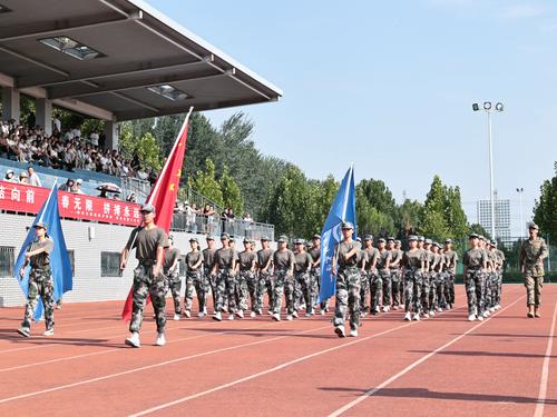 5新生国旗队接受检阅
