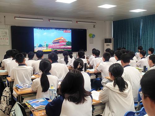 1taptap滚球校组织师生观看纪念抗战胜利80周年大会